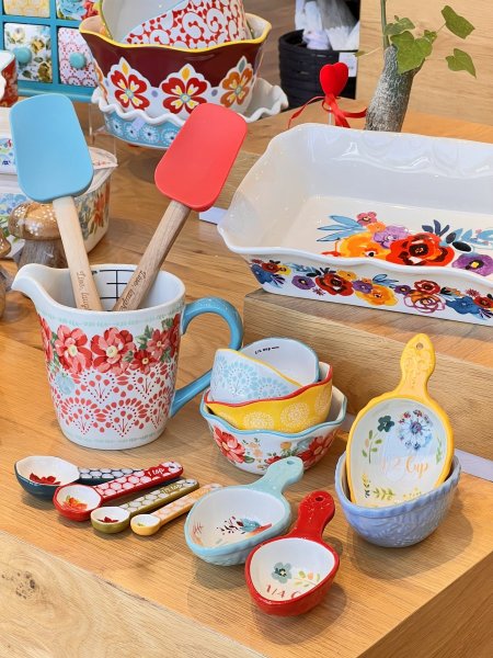 طقم الخَبيز الملوّن – 16 قطعة 🌸🎀✨